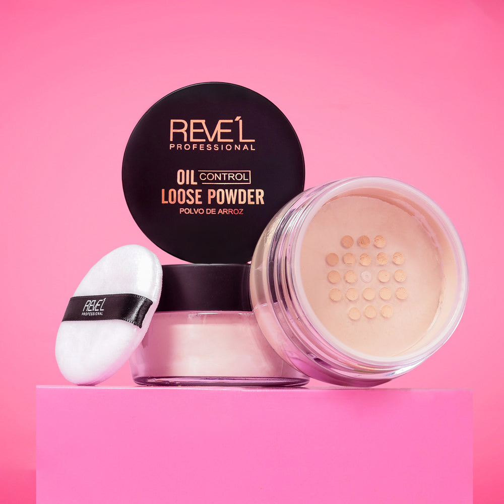 Tarro de polvo suelto de arroz Oil Control Loose Powder Reve'l abierto con esponja aplicadora blanca sobre fondo rosa