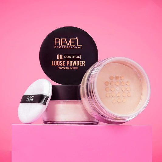 Tarro de polvo suelto de arroz Oil Control Loose Powder Reve'l abierto con esponja aplicadora blanca sobre fondo rosa