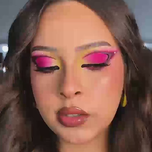 Close-up de look artístico en tonos rosa intenso y amarillo creado con la Paleta de Maquillaje Girls Multi Use Makeup Palette Reve'l Professional