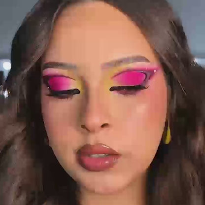 Close-up de look artístico en tonos rosa intenso y amarillo creado con la Paleta de Maquillaje Girls Multi Use Makeup Palette Reve'l Professional