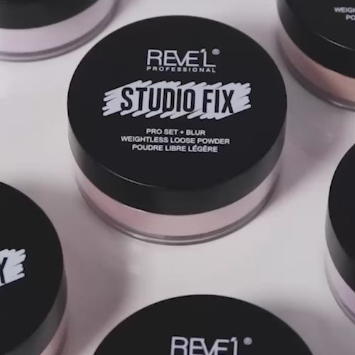 Video del polvo suelto Studio Fix Pro Set + Blur Weightless Loose Powder Reve'l en tono rosado sobre fondo blanco