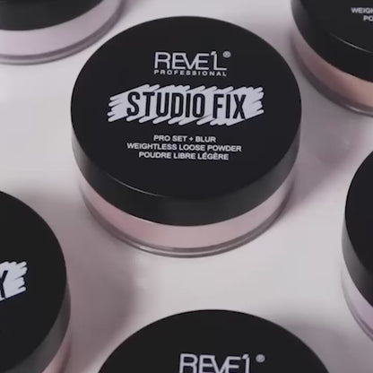 Video del polvo suelto Studio Fix Pro Set + Blur Weightless Loose Powder Reve'l en tono rosado sobre fondo blanco