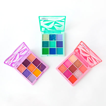 Tres variantes abiertas de la Paleta de Sombras Diamond 9 Tonos Reve'l Professional mostrando tonos vibrantes en púrpura y naranja, verde y azul teal, rosa y coral en compactos transparentes