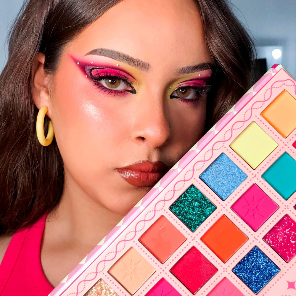 Modelo luciendo look creativo con sombras vibrantes en rosa, amarillo y azul usando la Paleta de Maquillaje Girls Multi Use Reve'l Professional