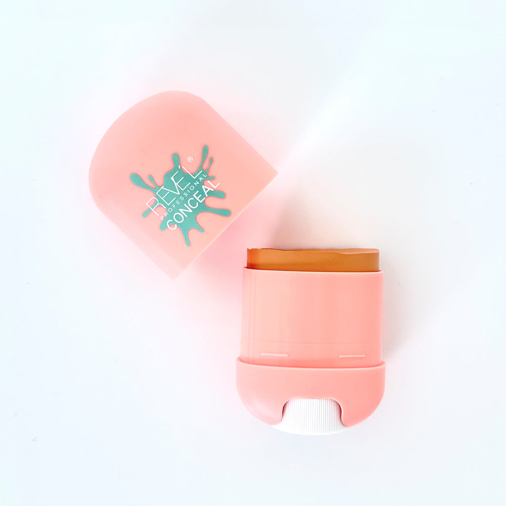 Base correctora en barra Conceal tono rosa abierta vista lateral — Reve'l Professional
