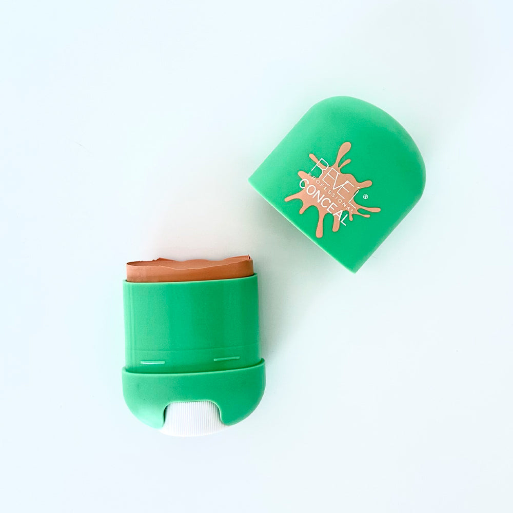 Base correctora en barra Conceal tono verde abierta mostrando producto — Reve'l Professional
