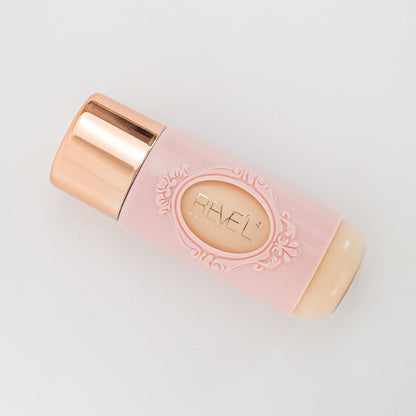 Base líquida crema rosa con tapa dorada vista completa — Reve'l Professional 43 ml