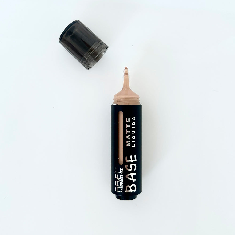 Base matte líquida con aplicador abierto en vista lateral sobre fondo blanco — Reve'l Professional 16 ml