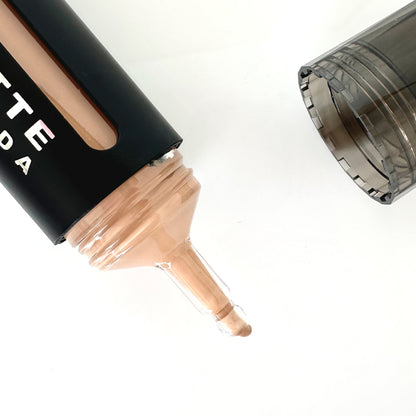 Detalle de aplicador con textura de base matte líquida — Reve'l Professional 16 ml
