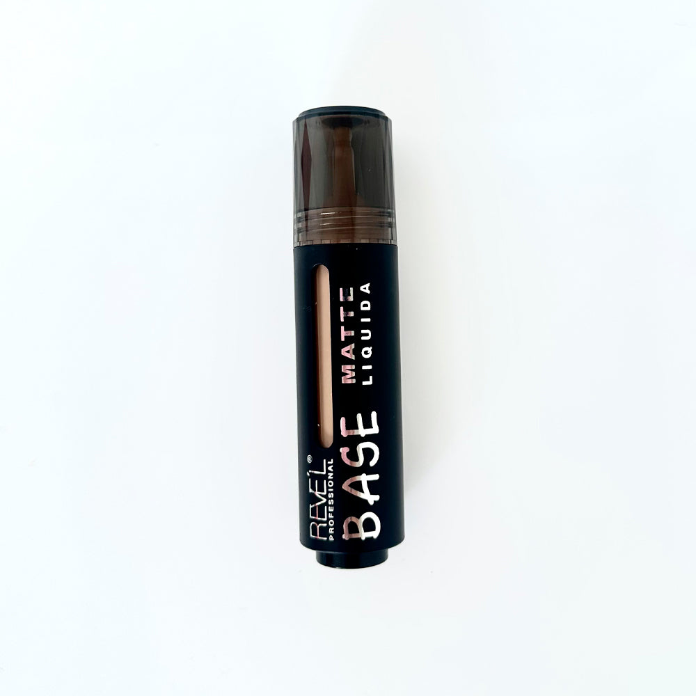 Base matte líquida en envase negro con tapa ahumada vista frontal — Reve'l Professional 16 ml