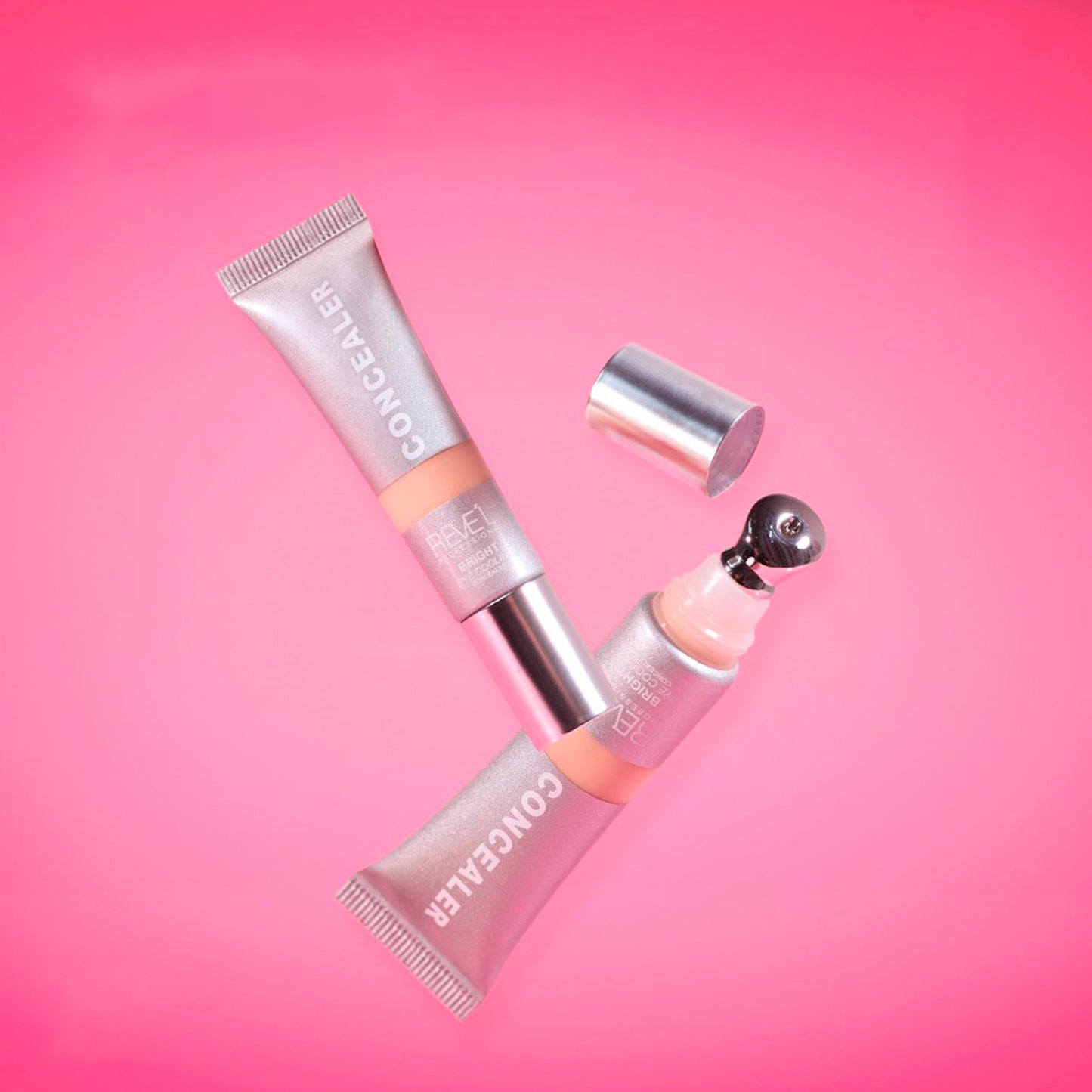 Corrector líquido Full Cover Reve'l con aplicador metálico de rodillo y textura ligera en tono beige