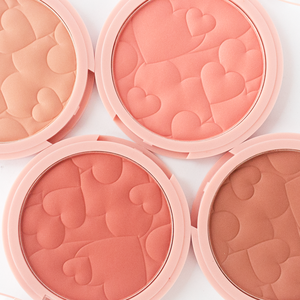 Detalle de cuatro tonos rubor en polvo Passion de Mujer Reve'l Professional con diseño corazones en relieve: nude beige, rosa coral, rosa intenso y marrón