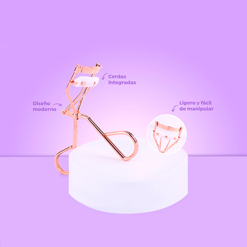 Rizador de pestañas Rose Gold Glam con cerdas integradas, diseño moderno y ligero en color oro rosado sobre fondo lila