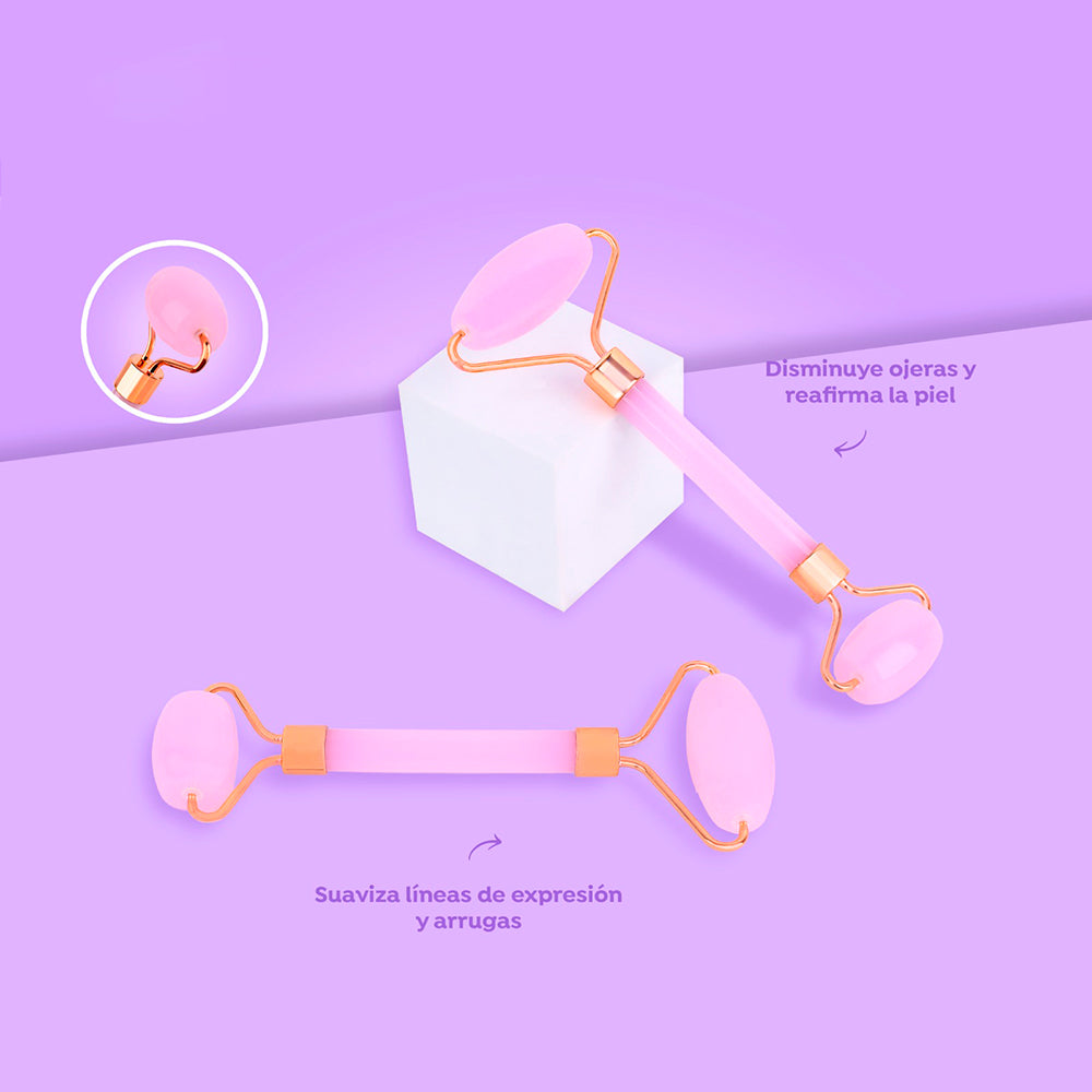 Rodillo masajeador facial de cuarzo rosa con doble cabezal y montura dorada, ideal para reducir ojeras, reafirmar la piel y suavizar líneas de expresión