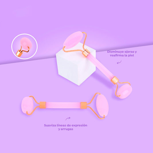 Rodillo masajeador facial de cuarzo rosa con doble cabezal y montura dorada, ideal para reducir ojeras, reafirmar la piel y suavizar líneas de expresión
