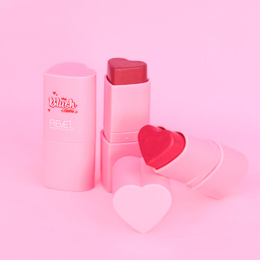Rubor en barra The Blush Crush forma corazón con esponja aplicadora incluida sobre fondo rosa — Reve'l Professional