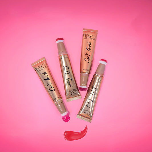 Rubor líquido Soft Touch Twist Me con aplicador esponja en tubo metálico dorado en múltiples tonos sobre fondo rosa — Reve'l Professional