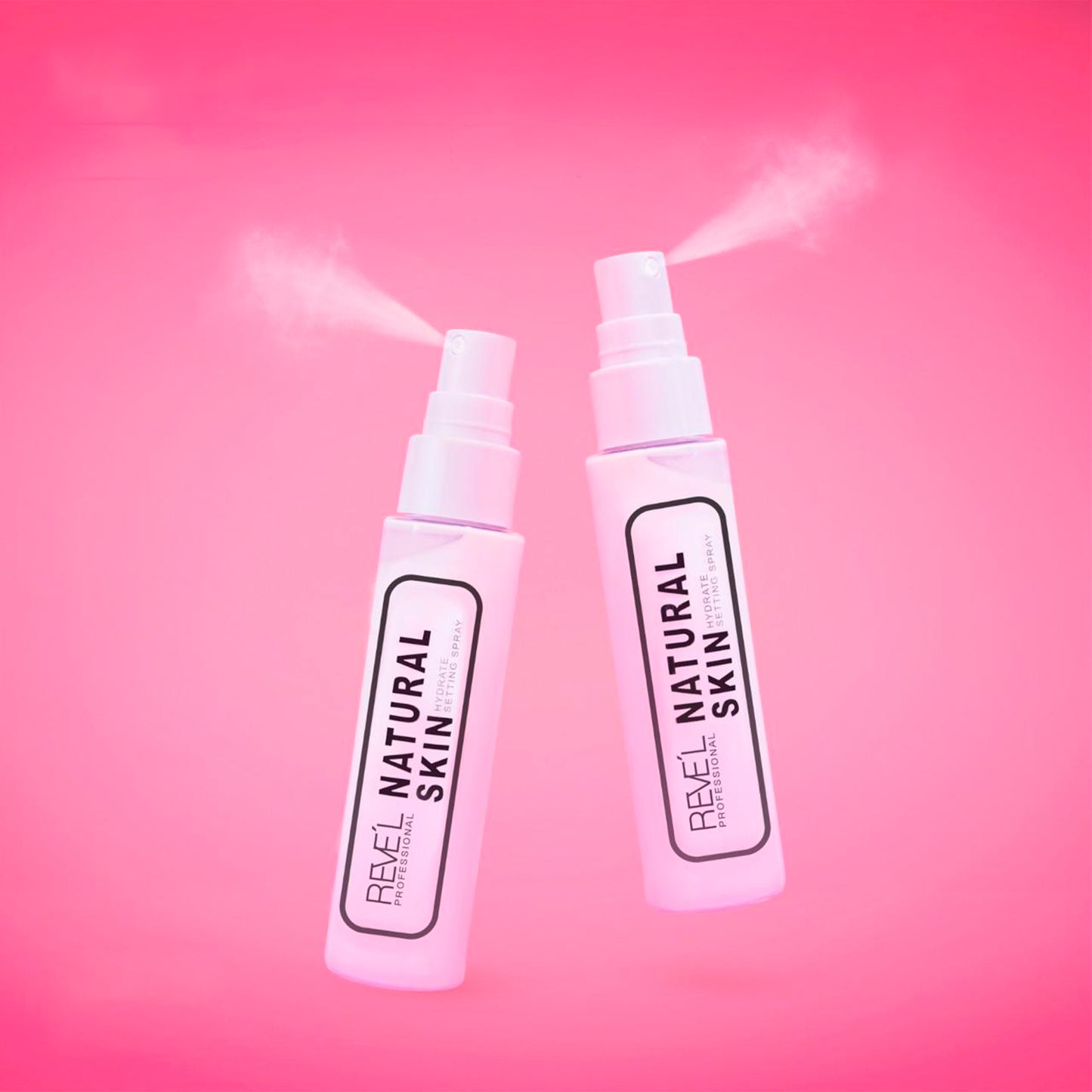 Sellador de maquillaje hidratante Natural Skin Reve'l Professional en spray con envase rosa sobre fondo fucsia