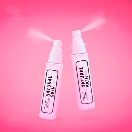 Sellador de maquillaje hidratante Natural Skin Reve'l Professional en spray con envase rosa sobre fondo fucsia