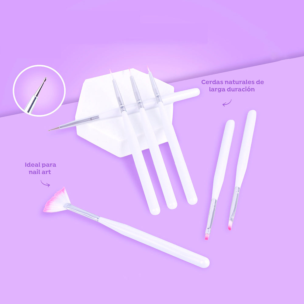 Set de 7 pinceles para nail art con mangos blancos y cerdas naturales, incluye soporte organizador, pincel abanico rosa y delineadores ultrafinos sobre fondo lila