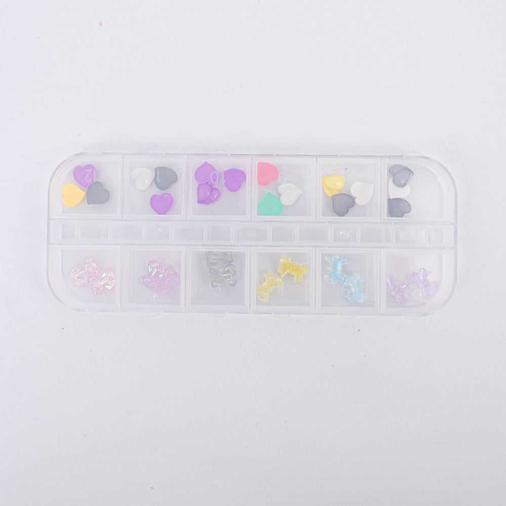 Set adornos para uñas nail art corazones y ositos resina multicolor en estuche 12 compartimentos sobre fondo blanco