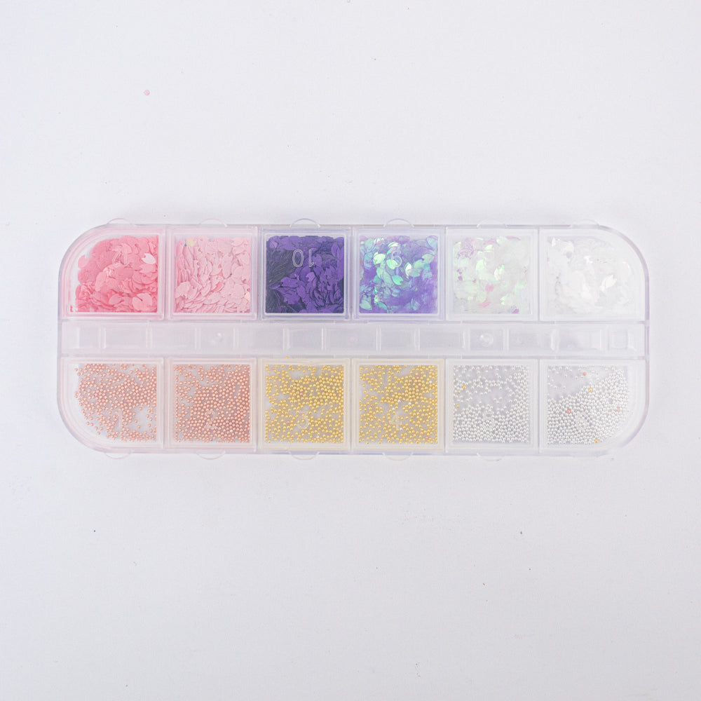 Set adornos para uñas nail art lentejuelas pastel y microperlas metálicas en estuche 12 compartimentos sobre fondo blanco