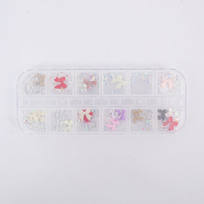 Set adornos para uñas nail art moños resina multicolor y strass AB en estuche 12 compartimentos sobre fondo blanco