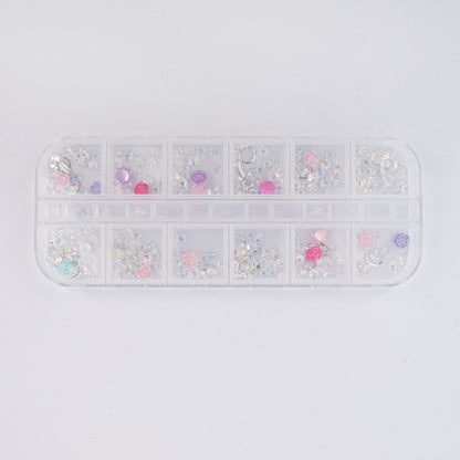 Set adornos para uñas nail art rosas resina y strass AB cristal en estuche 12 compartimentos sobre fondo blanco
