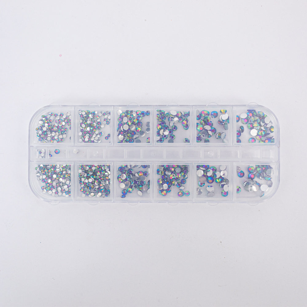 Set adornos para uñas nail art strass AB holográfico multimedida en estuche 12 compartimentos sobre fondo blanco