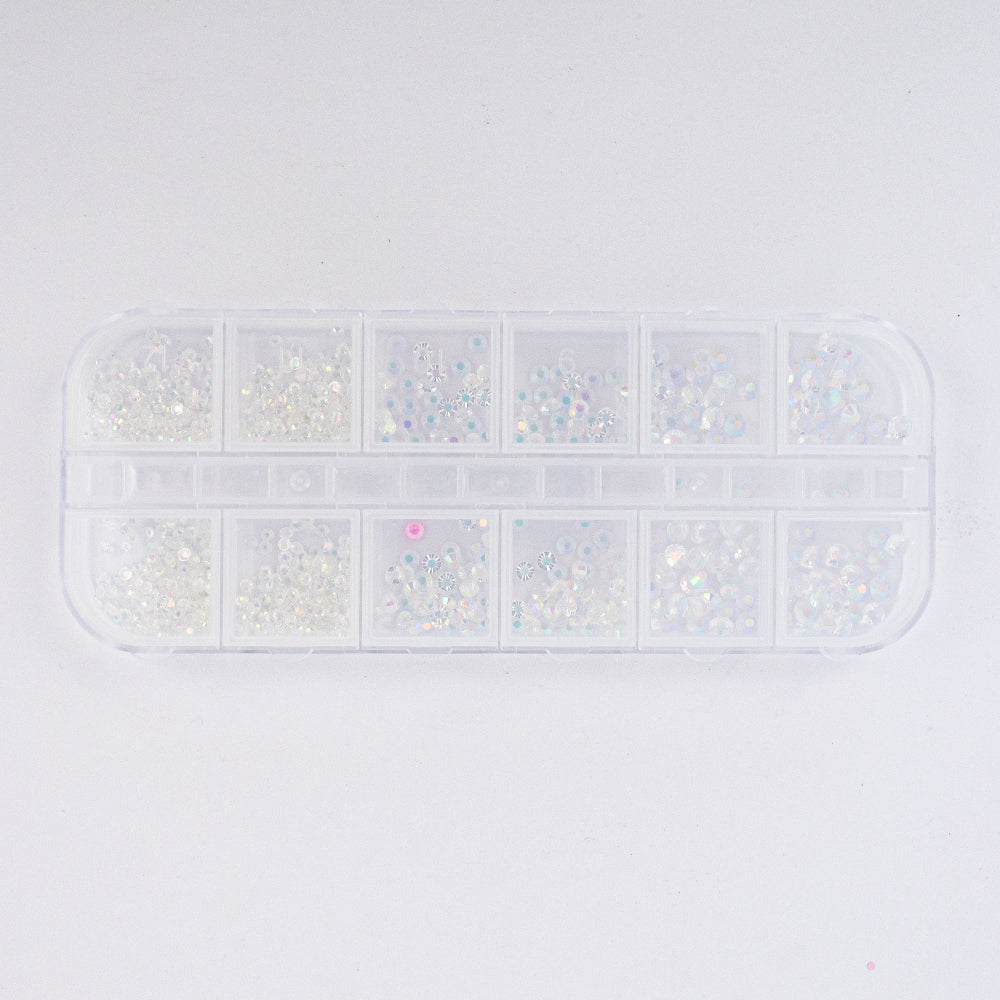 Set adornos para uñas nail art strass cristal transparente multimedida en estuche 12 compartimentos sobre fondo blanco