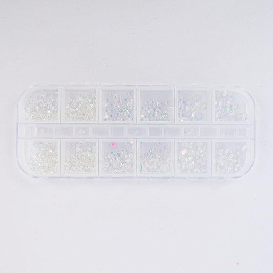 Set adornos para uñas nail art strass cristal transparente multimedida en estuche 12 compartimentos sobre fondo blanco