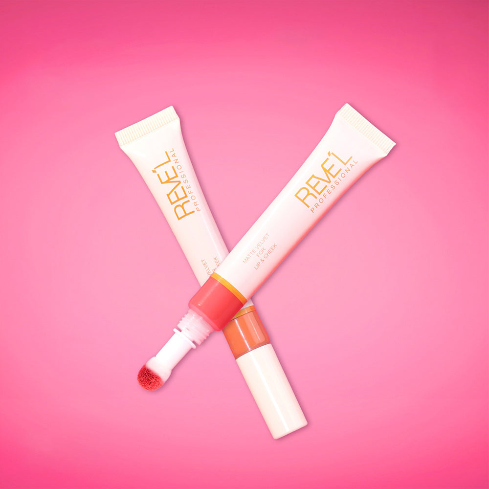 Tint Matte Velvet 2 en 1 para labios y mejillas en tonos rosa y coral de Reve'l Professional sobre fondo rosado
